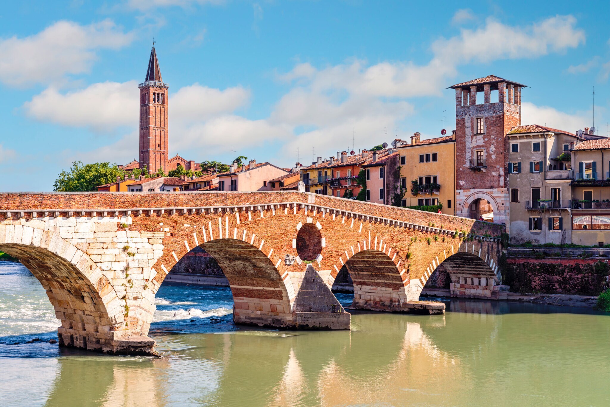 Römische Bogenbrücke aus Stein über einem Fluss in der Altstadt von Verona. Römische Bogenbrücke aus Stein über einem Fluss in der Altstadt von Verona.