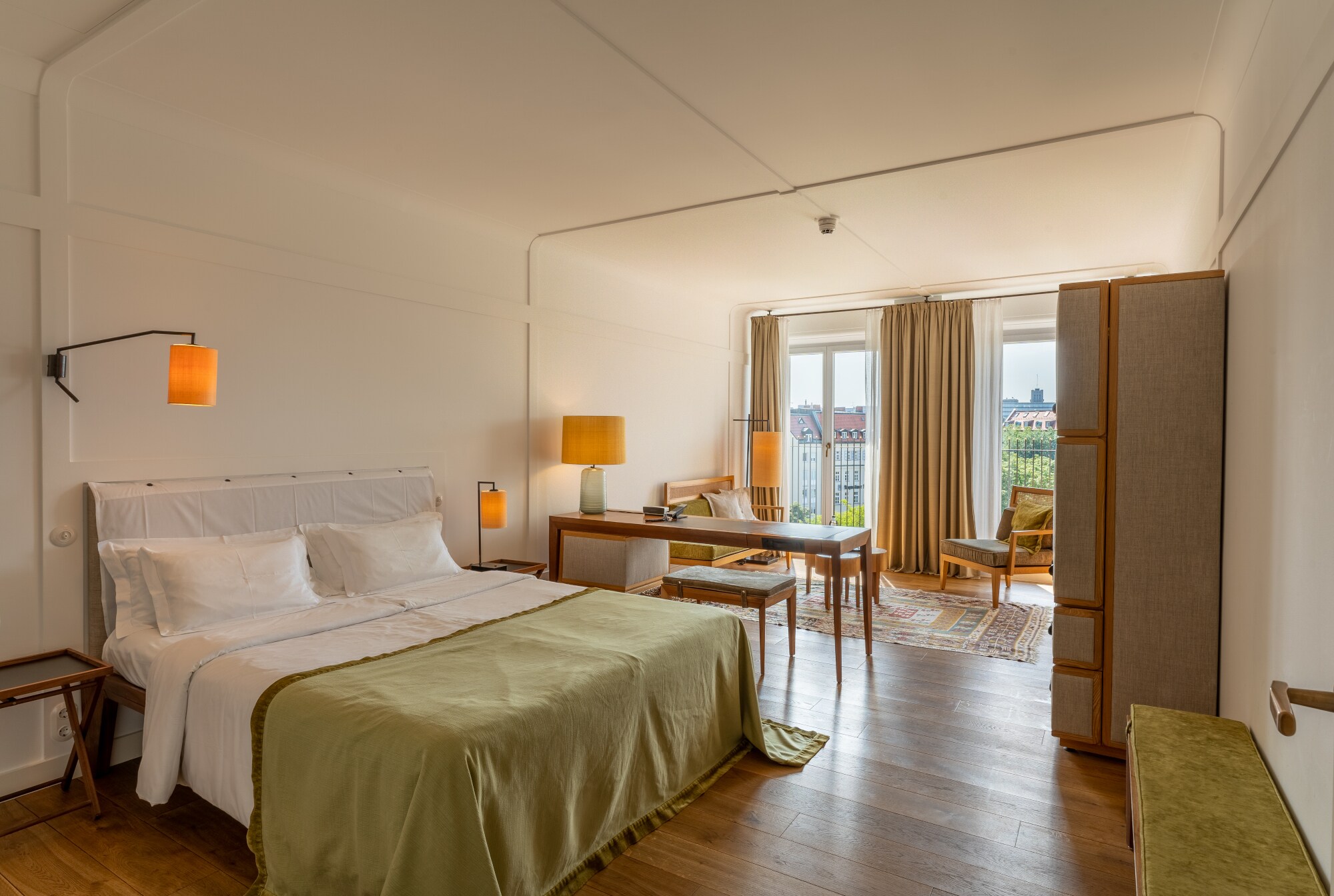 Blick in ein Hotelzimmer mit Doppelbett und Schreibtisch Blick in ein Hotelzimmer mit Doppelbett und Schreibtisch