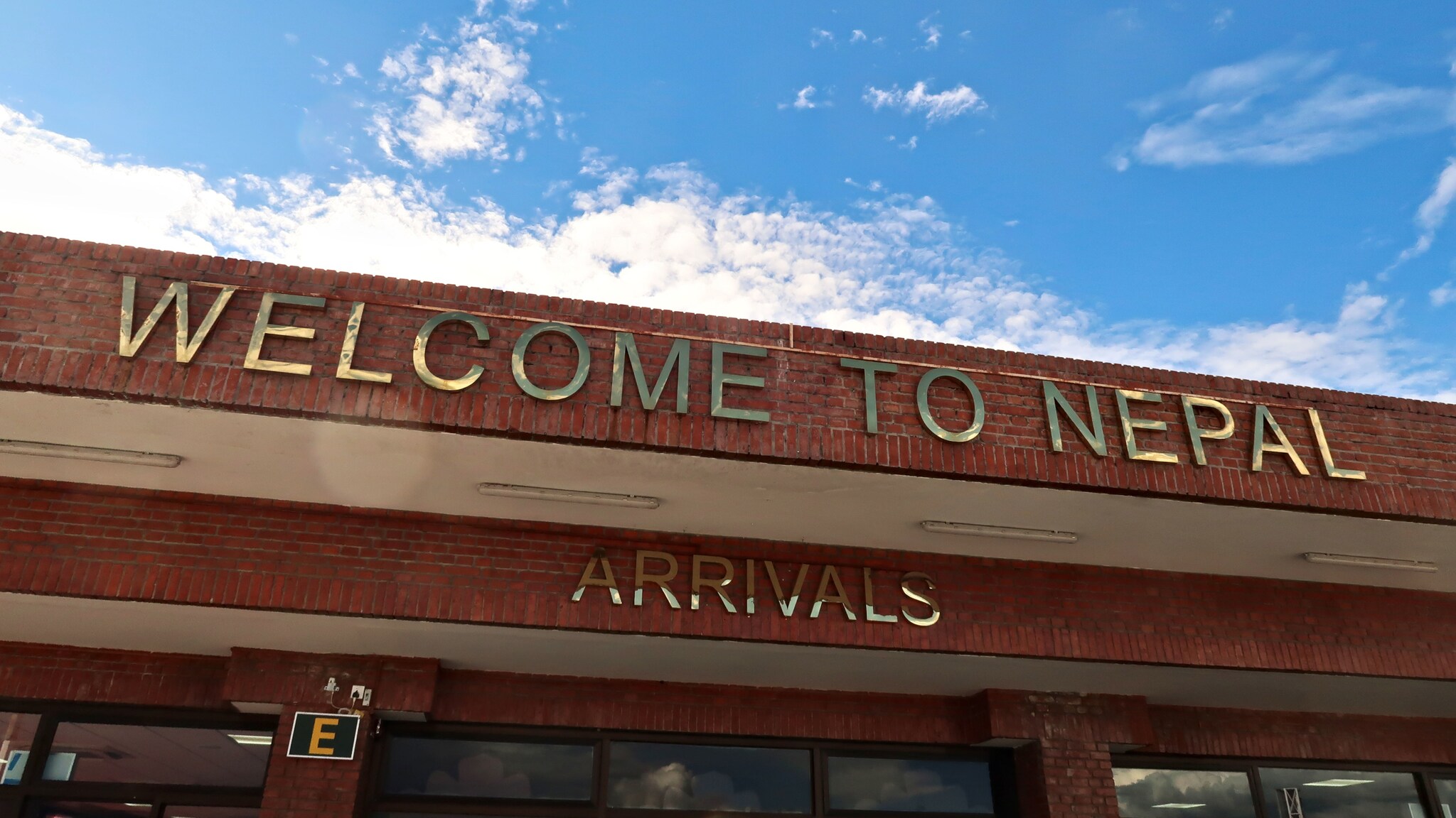 Eingangsbereich eines Flughafengebäudes mit der Aufschrift Welcome to Nepal.