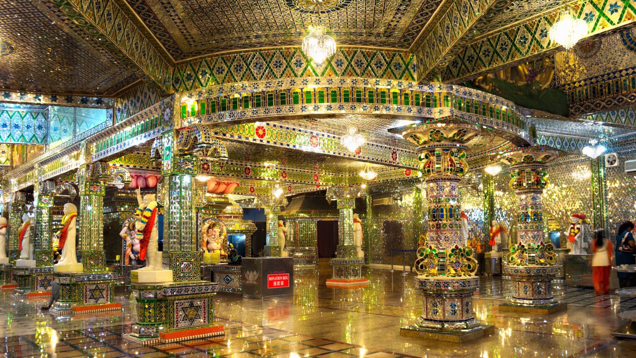 Prächtig verzierter Innenraum mit zahlreichen Säulen, Glasmosaiken und bunten Mustern an Decke und Boden. Prächtig verzierter Innenraum mit zahlreichen Säulen, Glasmosaiken und bunten Mustern an Decke und Boden.