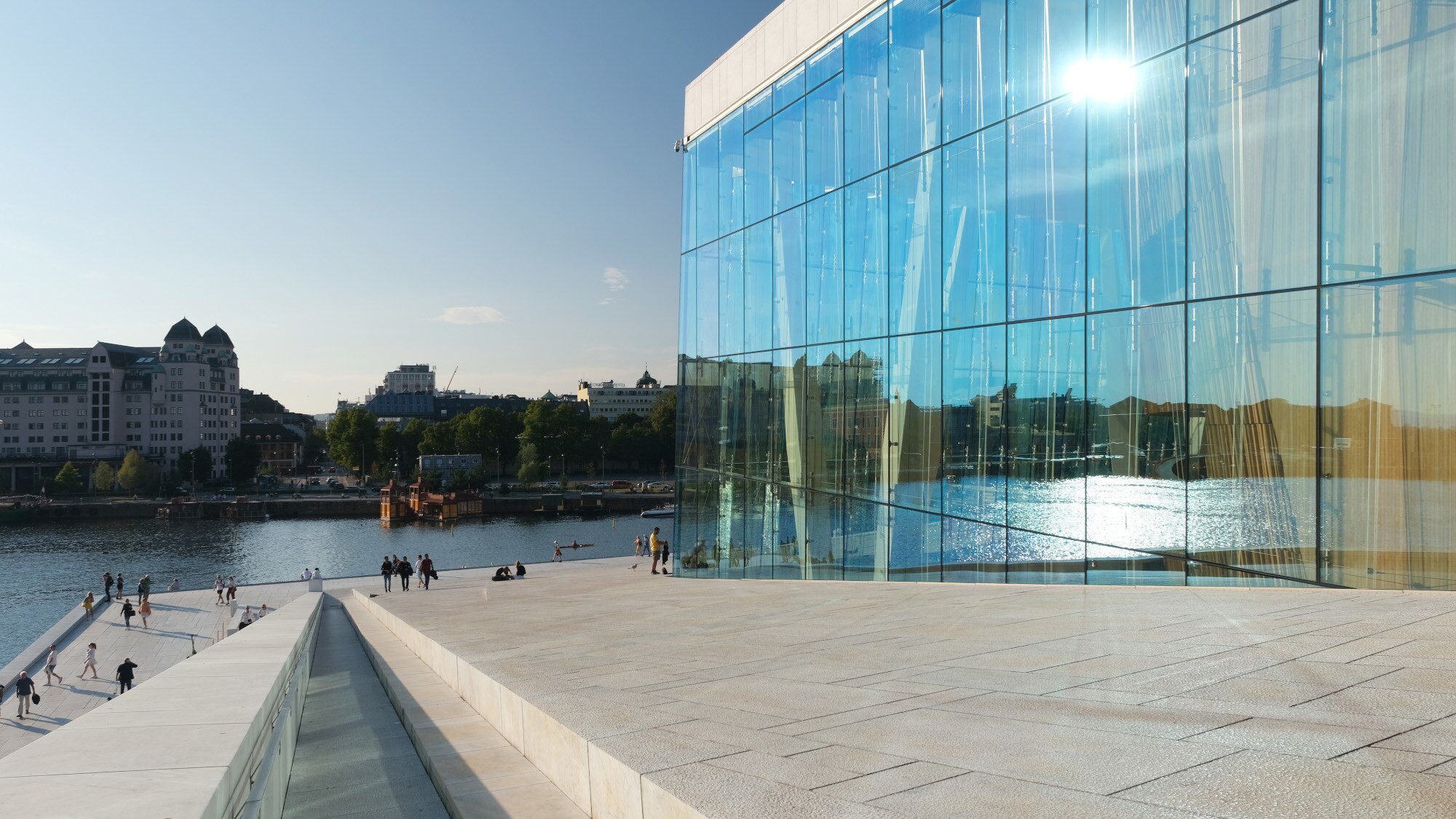 Glasfassade des Osloer Opernhauses am Wasser