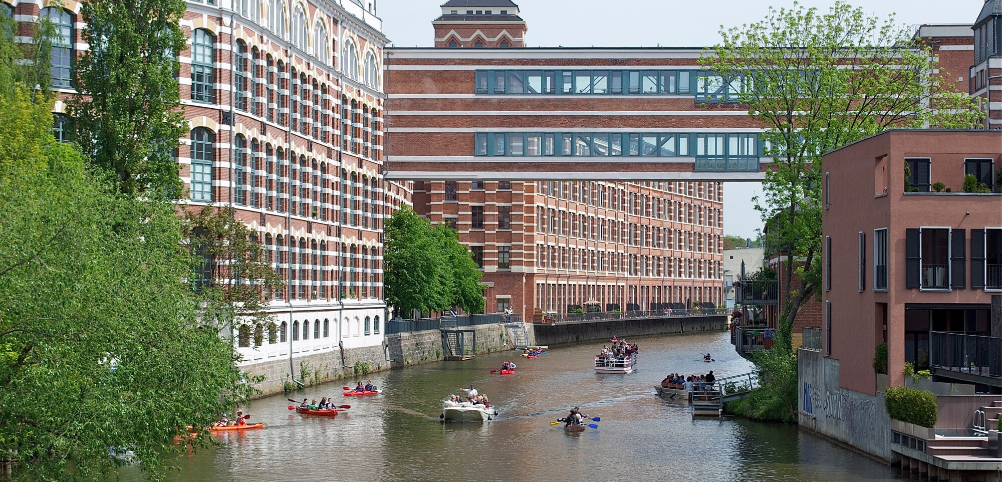 Feierabend Leipzig Die Fotografie zeigt Ruderer auf Leipzigs Wasserwegen bei den Buntgarnwerken.