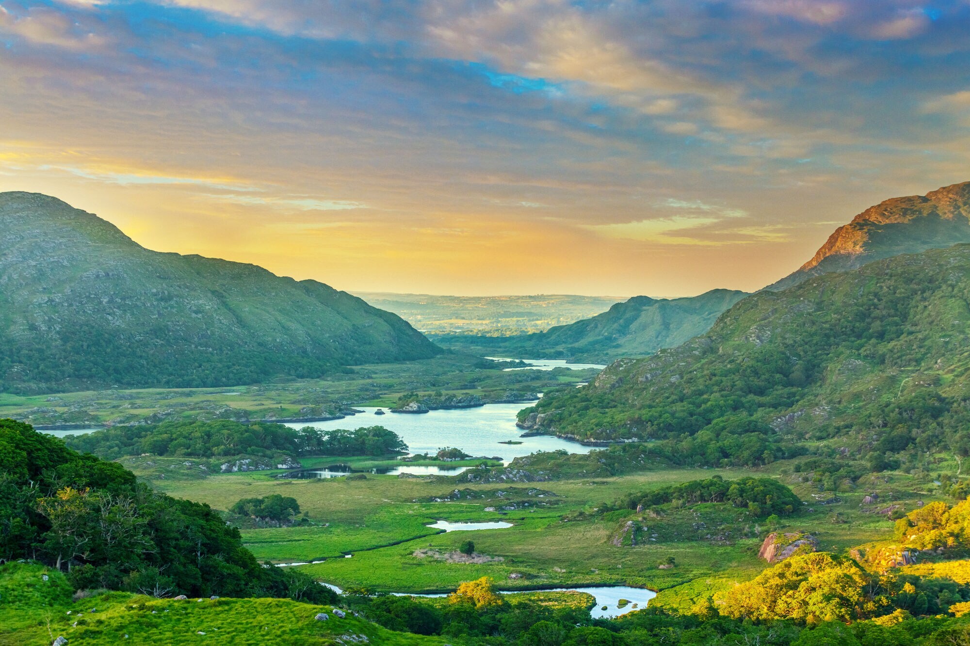 Landschaft entlang des Ring of Kerry mit Blick vom Ladies View im Killarney-Nationalpark. Landschaft entlang des Ring of Kerry mit Blick vom Ladies View im Killarney-Nationalpark.