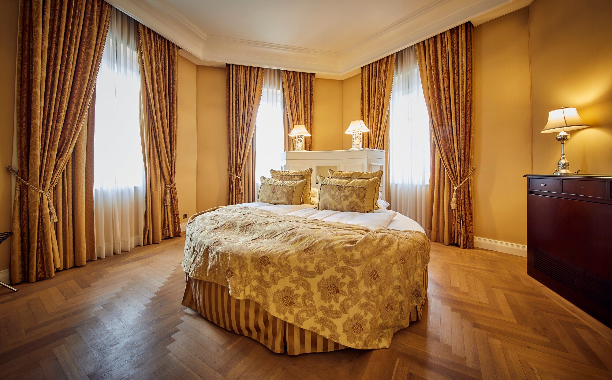 Ein luxuriöses und rundes, freistehendes Bett Ein luxuriöses und rundes, freistehendes Bett