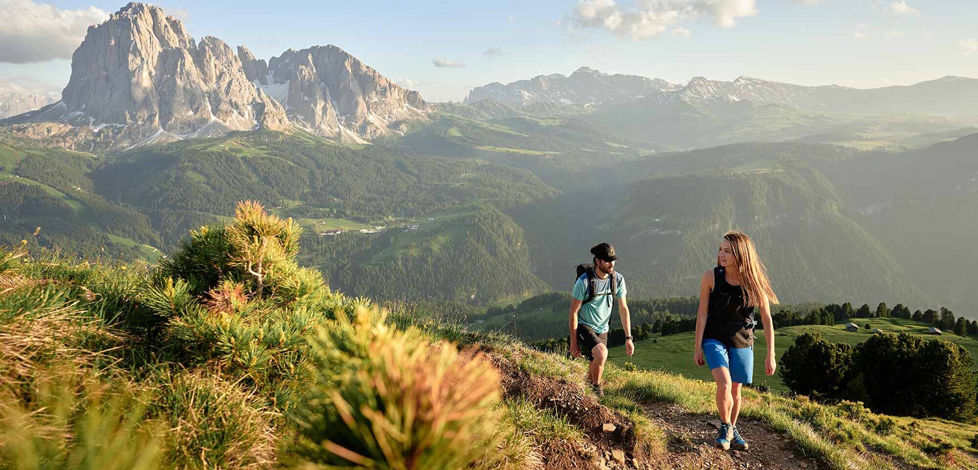 Junges Paar beim Wandern in den Bergen.