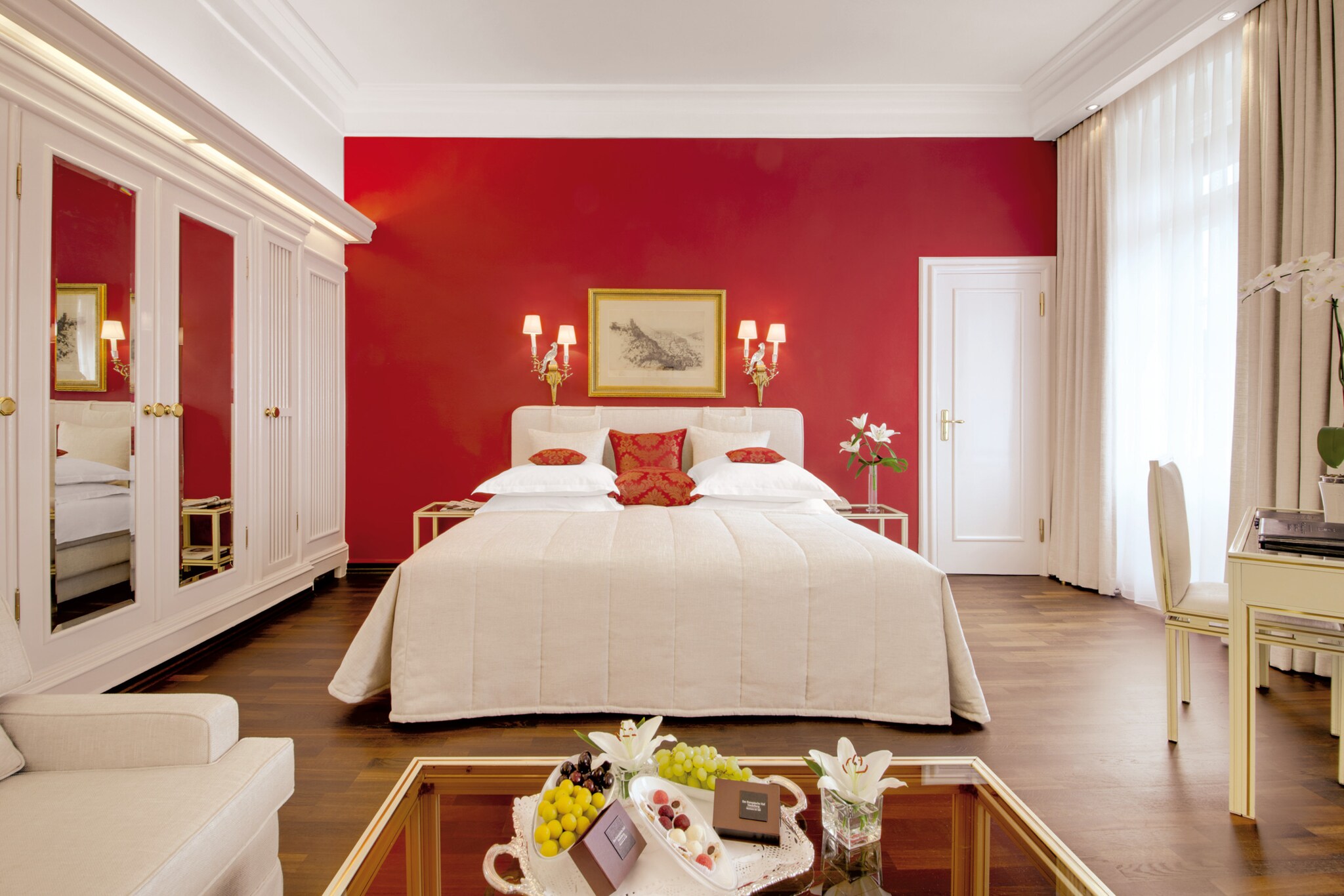 Ein Hotelzimmer mit rot gestrichener Wand