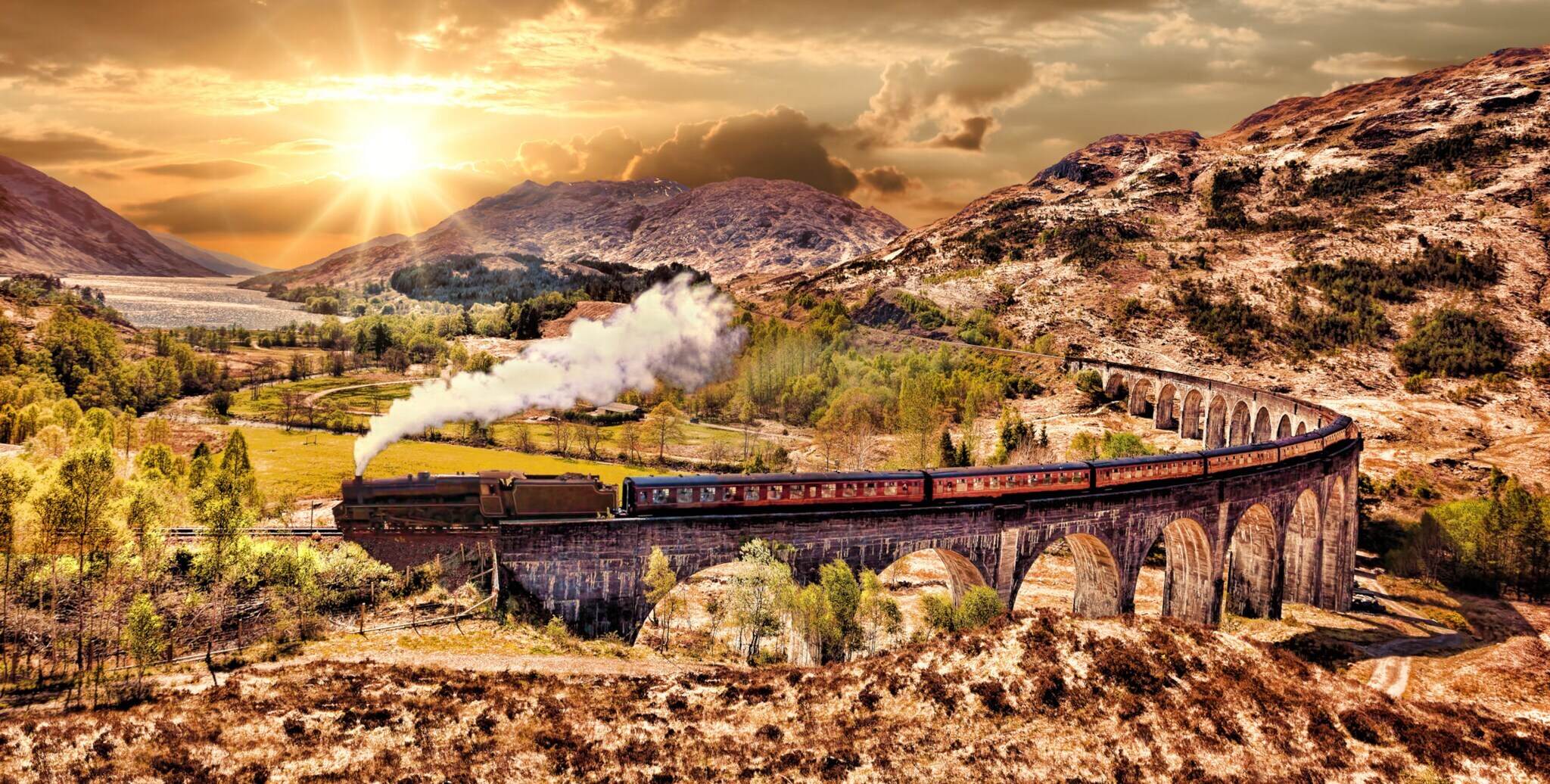 Der Jacobite Steam Train fährt über das Glenfinnan Viaduct in Schottland.