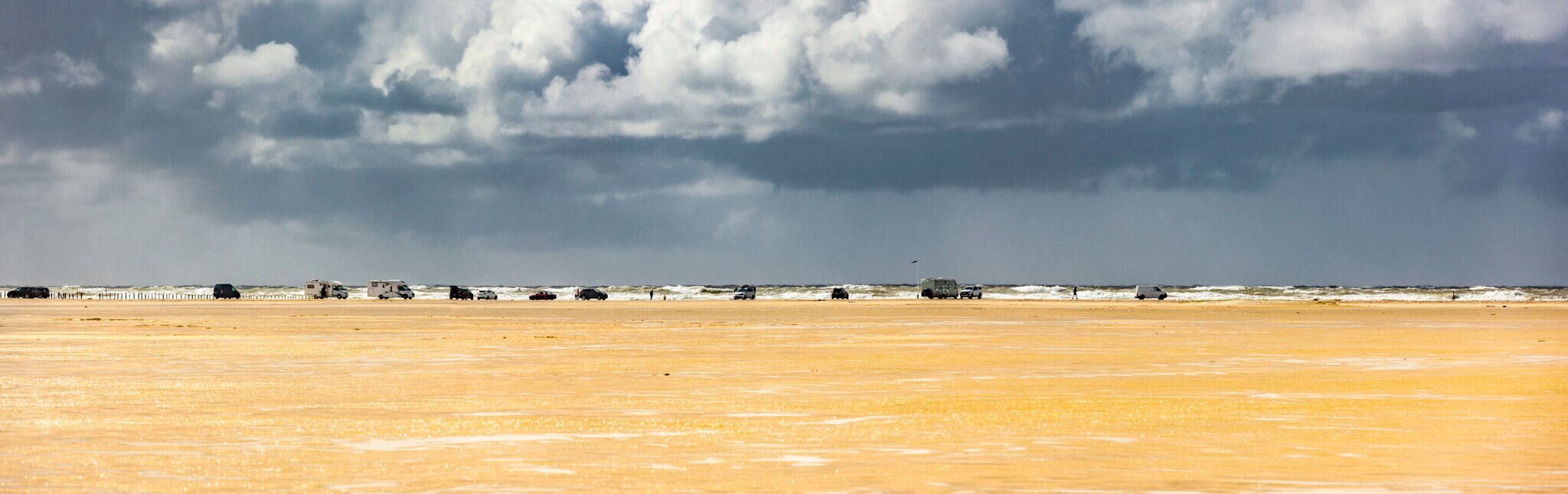 Der Strand von Rømø mit mehreren Fahrzeugen. Der Strand von Rømø mit mehreren Fahrzeugen.