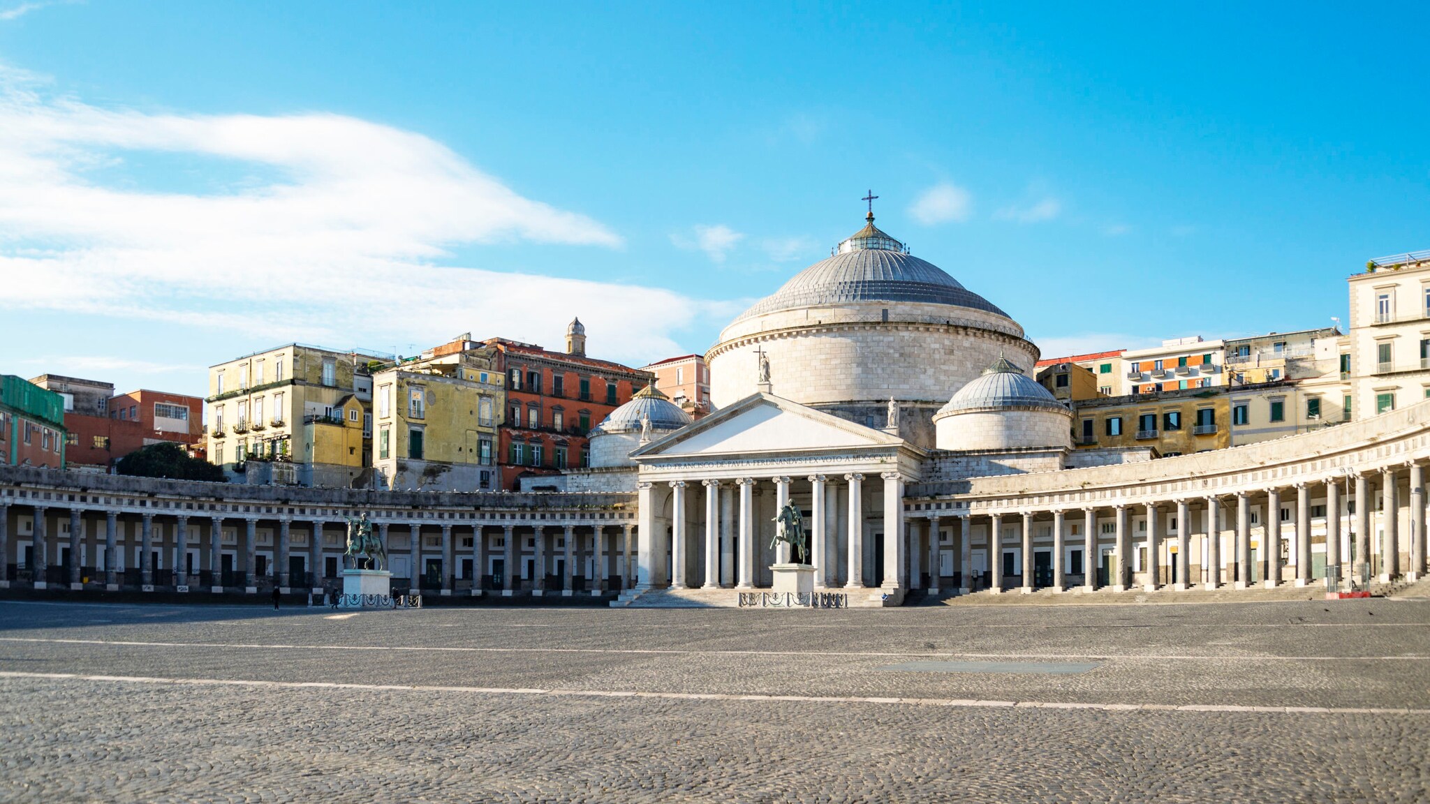 Außenansicht der Basilika San Francesco di Paola in Neapel.