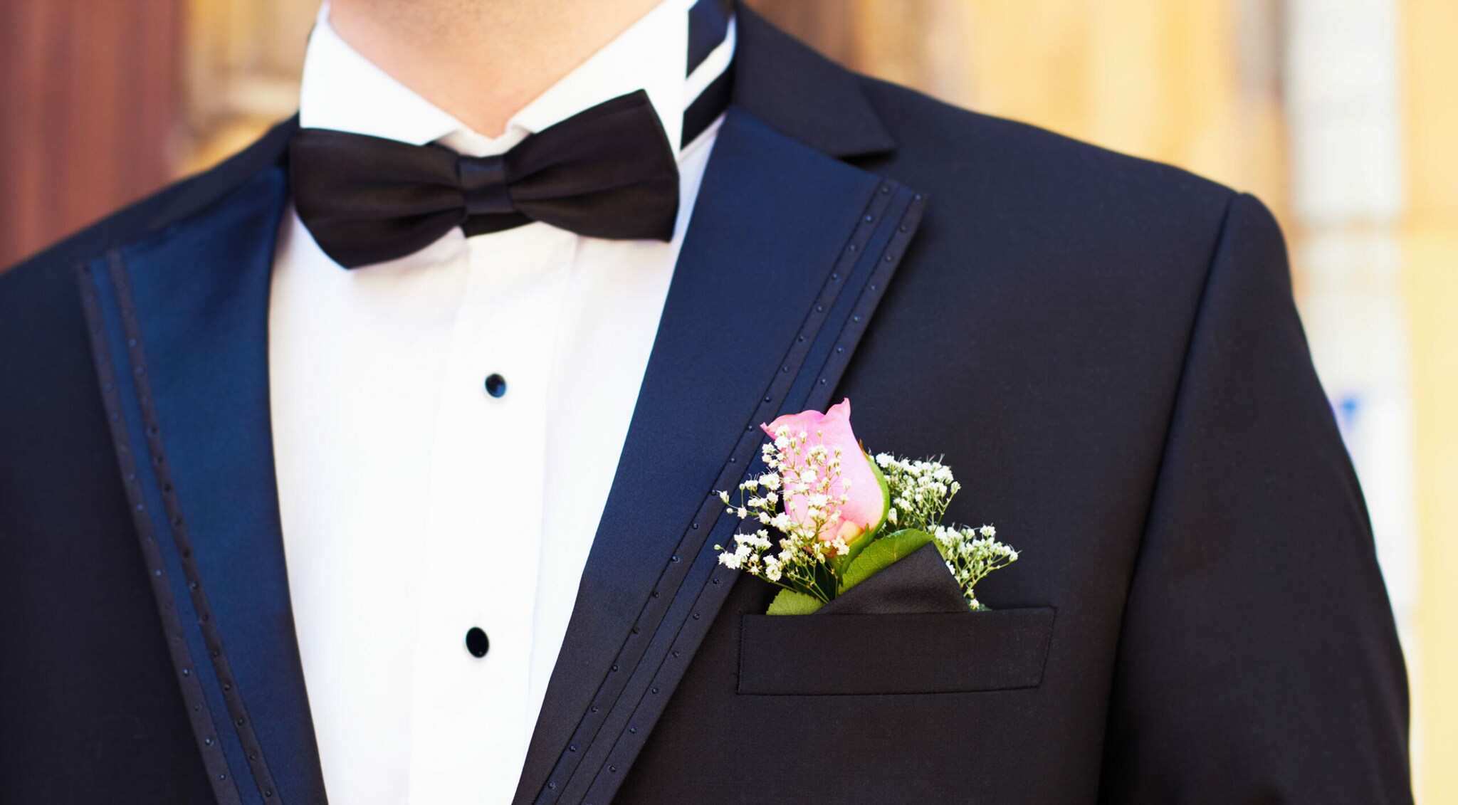 Brustporträt eines Mannes im blauen Smoking mit schwarzer Fliege, Einstecktuch und Blumenbouquet
