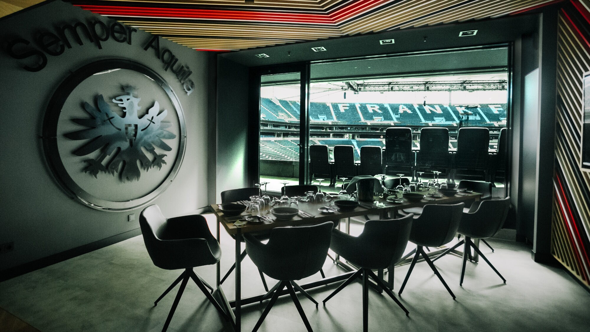 Eingedeckter Konferenztisch in einer Loge in einem Fußballstadion mit Frankfurter Adler-Wappen. Eingedeckter Konferenztisch in einer Loge in einem Fußballstadion mit Frankfurter Adler-Wappen.