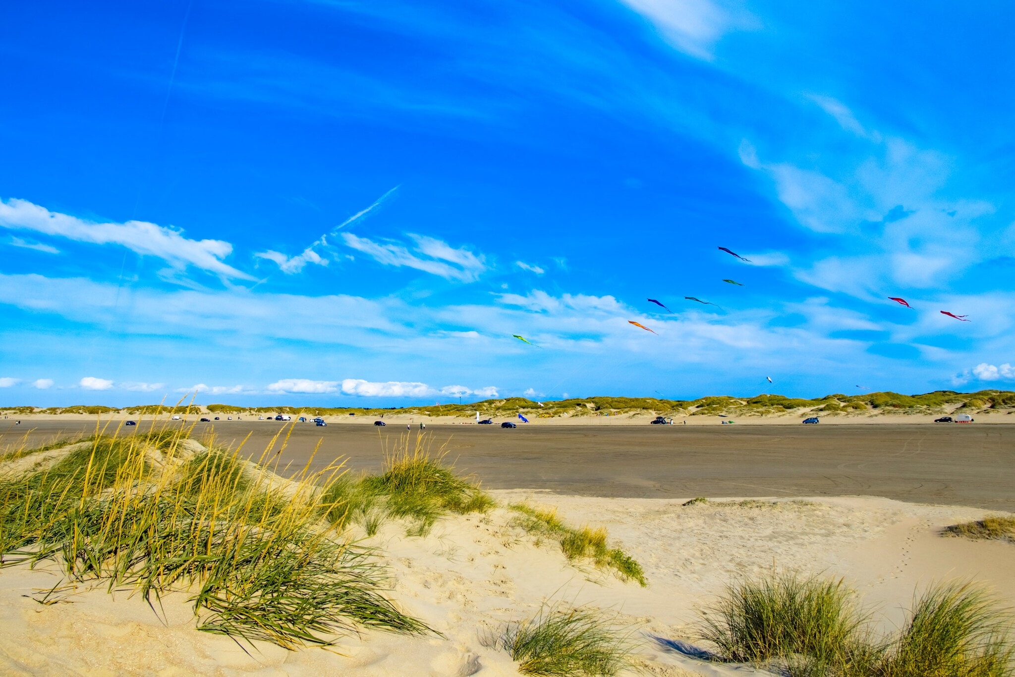 Bunte Drachen am blauen Himmel des Lakolk Strands auf der dänischen Insel Rømø. Bunte Drachen am blauen Himmel des Lakolk Strands auf der dänischen Insel Rømø.