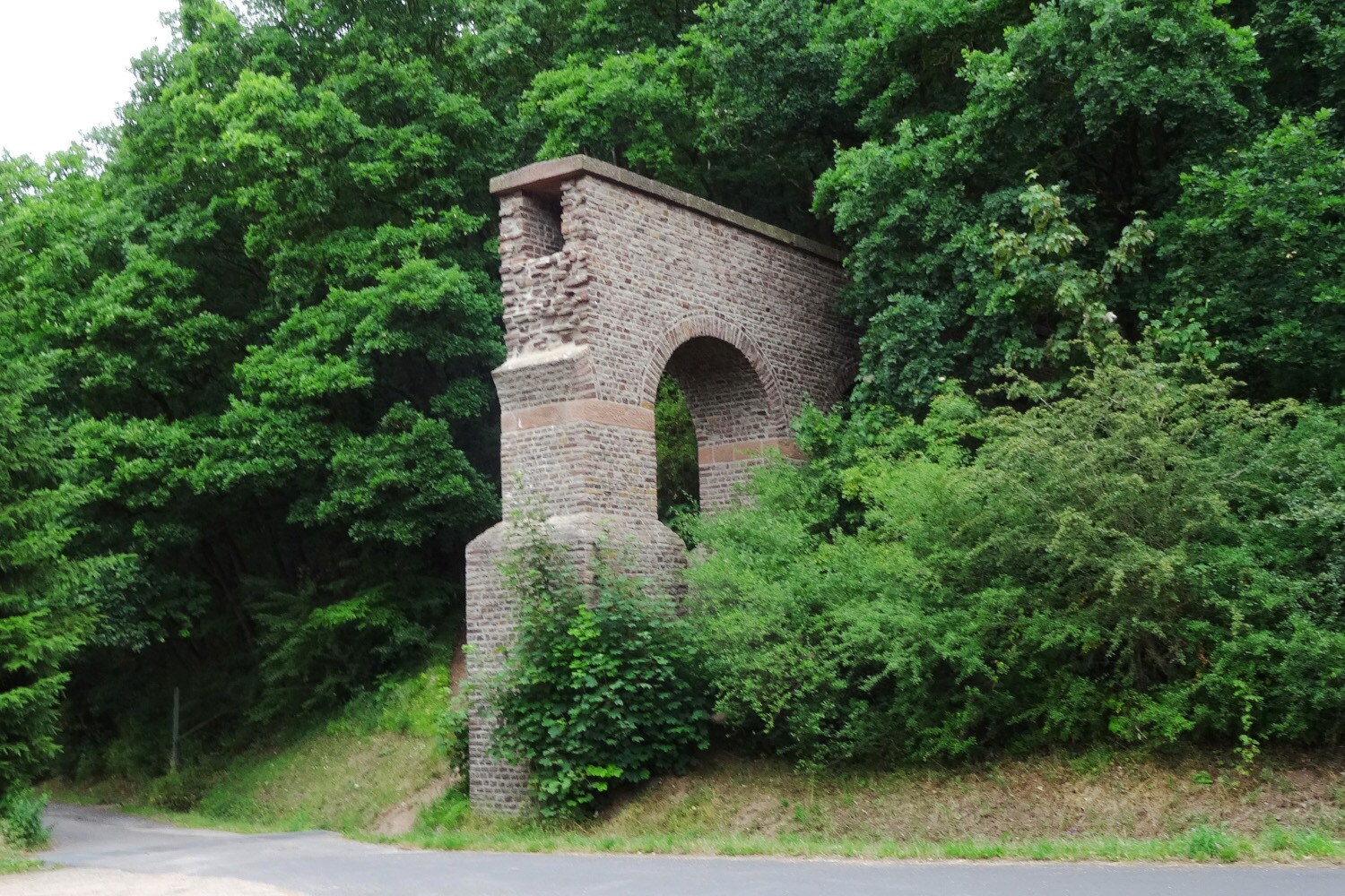 Römische Aquäduktruine in der Landschaft