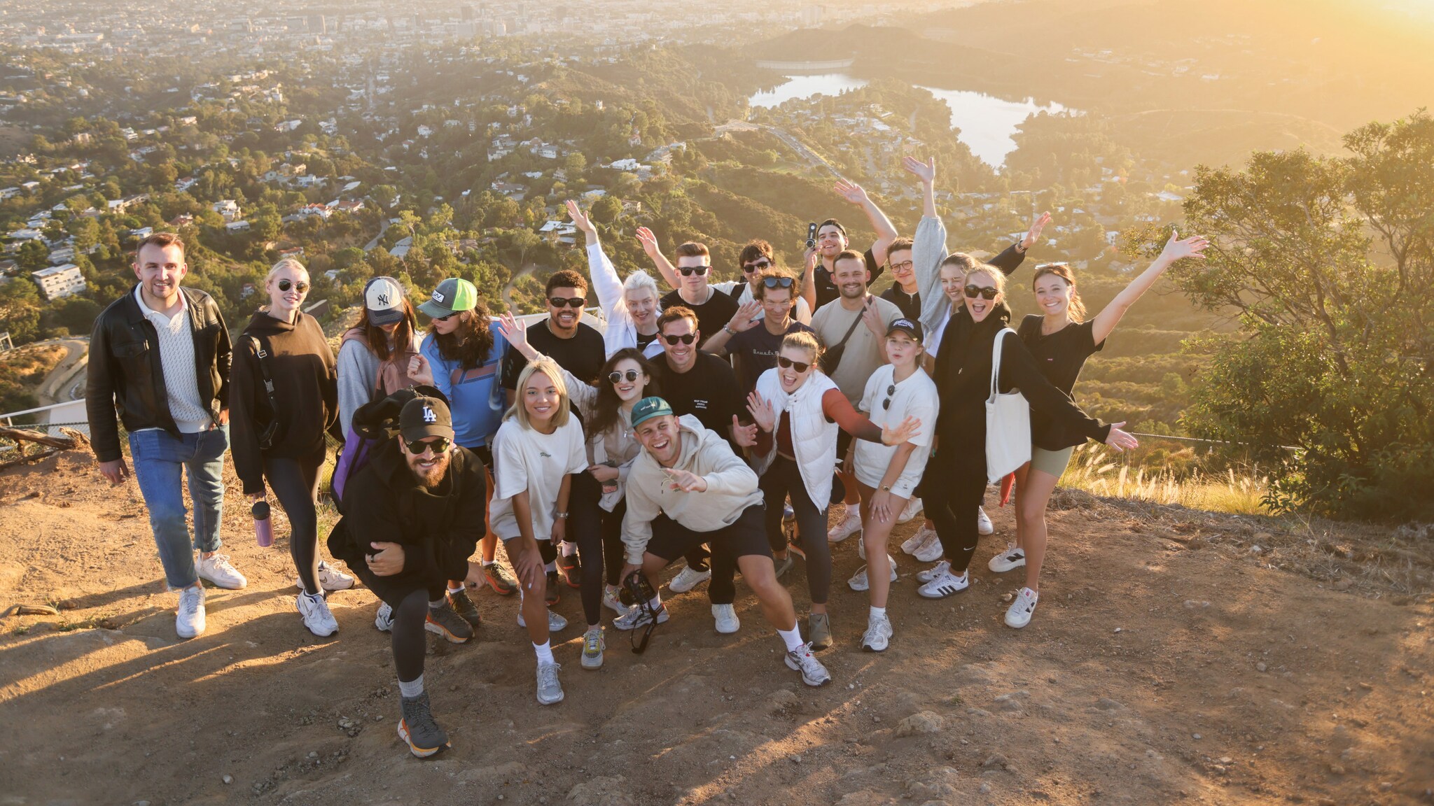 Eine Personengruppe posiert auf einem Berg in den Hollywood Hills.