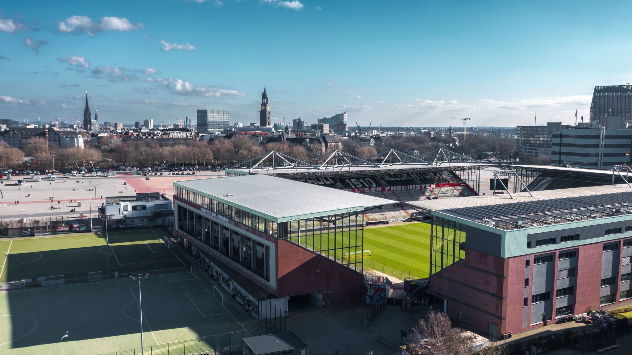 Rechteckiges Fußballstadion im Innenstadtbereich vor Hamburger Skyline am Horizont. Rechteckiges Fußballstadion im Innenstadtbereich vor Hamburger Skyline am Horizont.