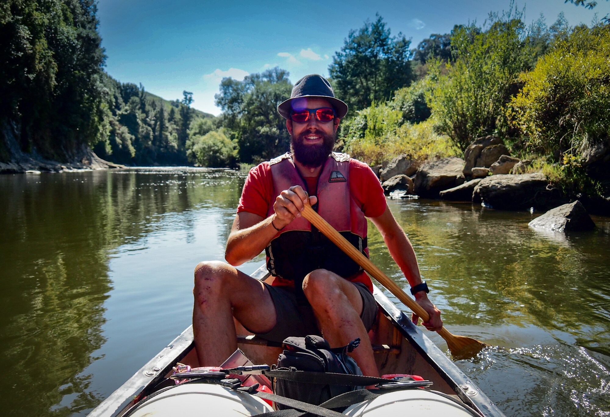 „Routine ist der Tod des Hirns“ – im Gespräch mit Florian Astor Florian Astor ist in Neuseeland in einem Kanu unterwegs.