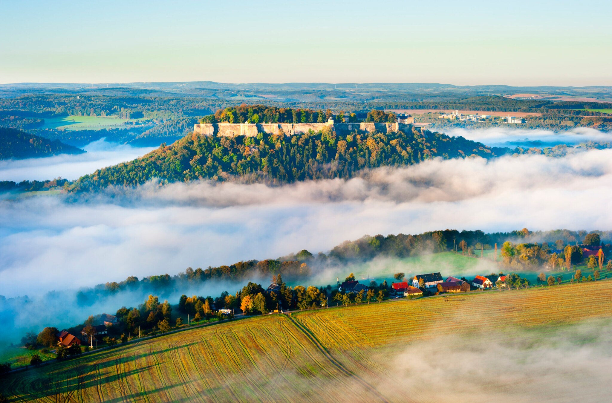 Blick auf die Festung Königstein im morgendlichen Nebel