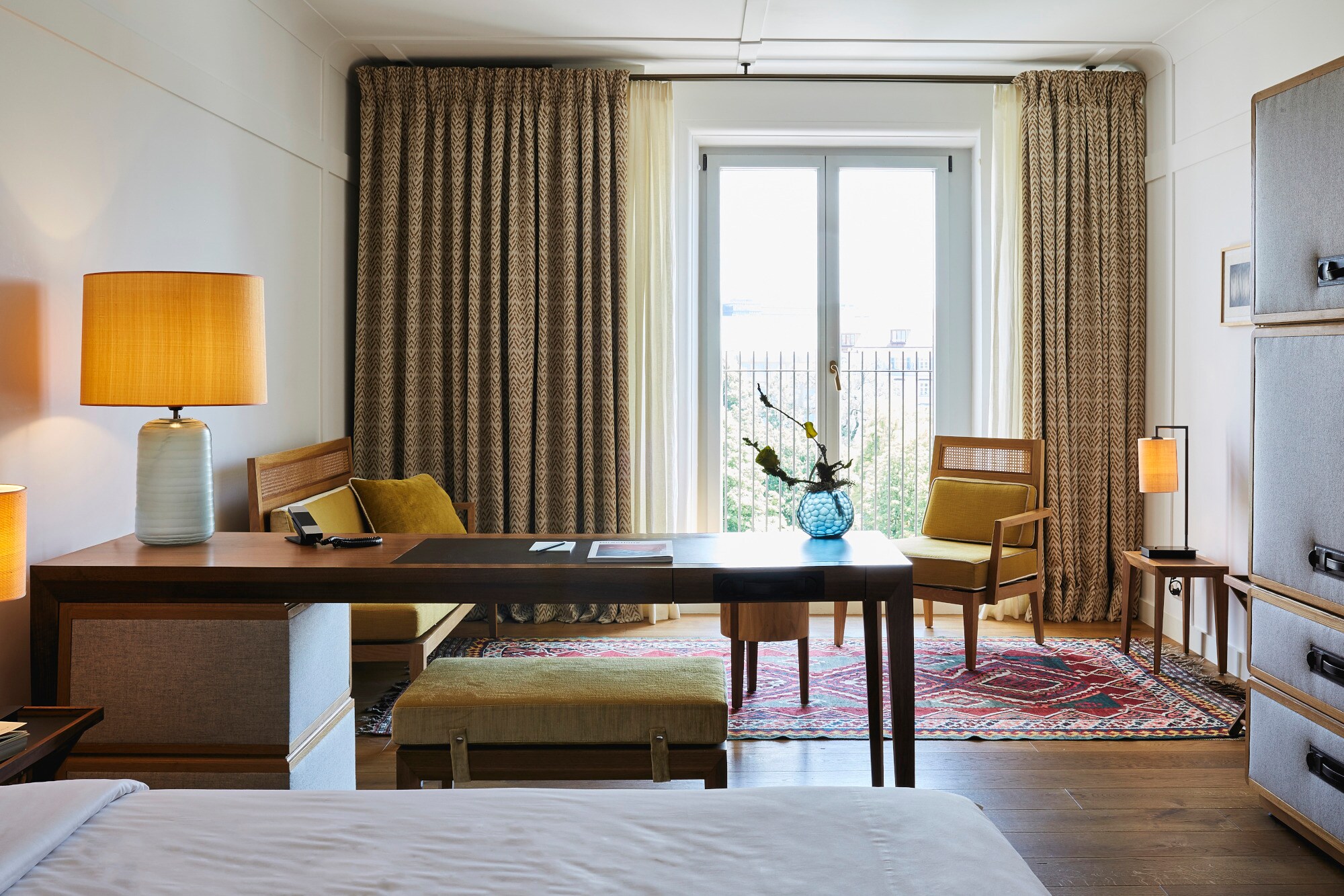 Ein Hotelzimmer mit geradlinig designtem Interieur Ein Hotelzimmer mit geradlinig designtem Interieur