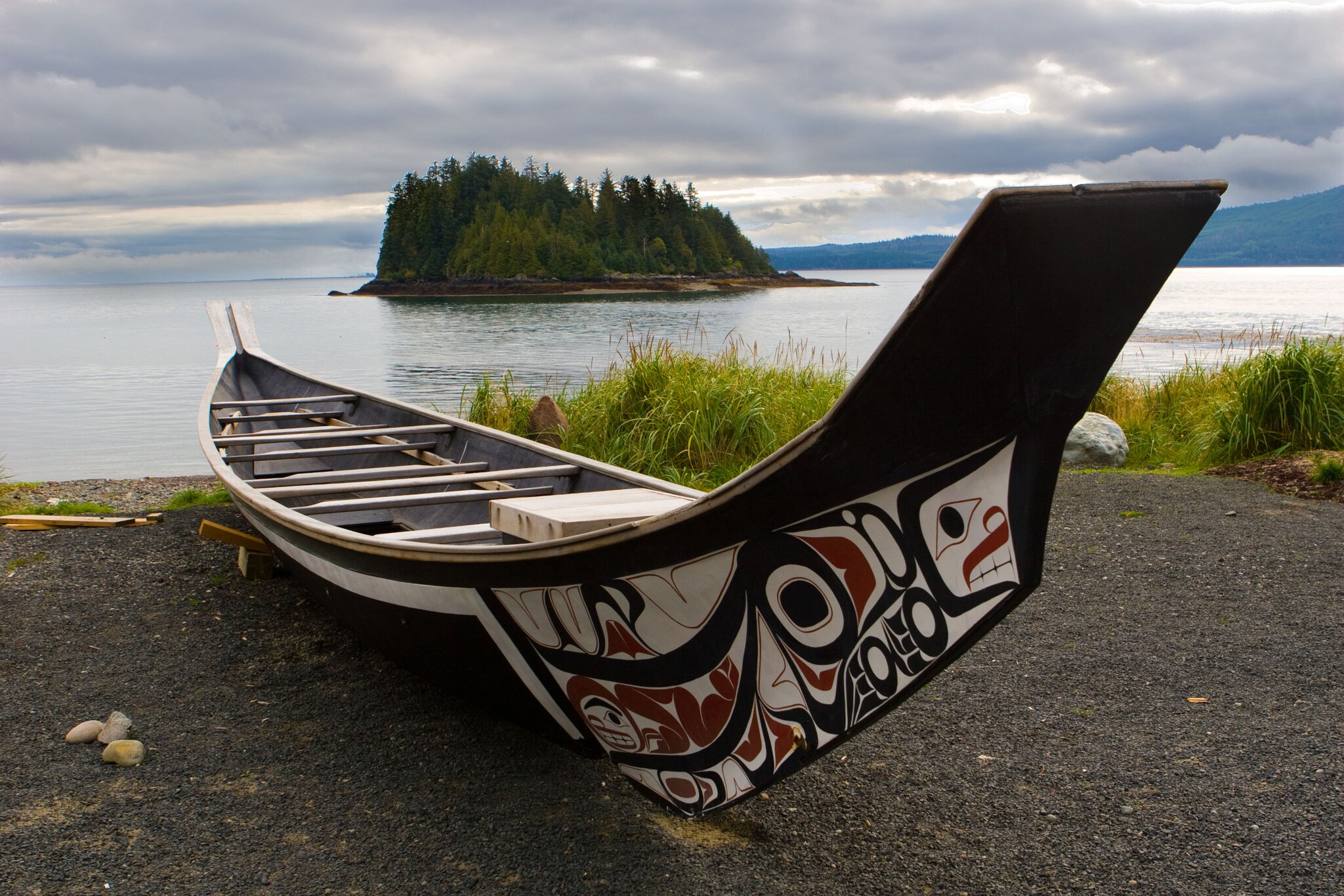 Ein traditionell bemaltes Kanu ruht an der Küste von Haida Gwaii. Ein traditionell bemaltes Kanu ruht an der Küste von Haida Gwaii.