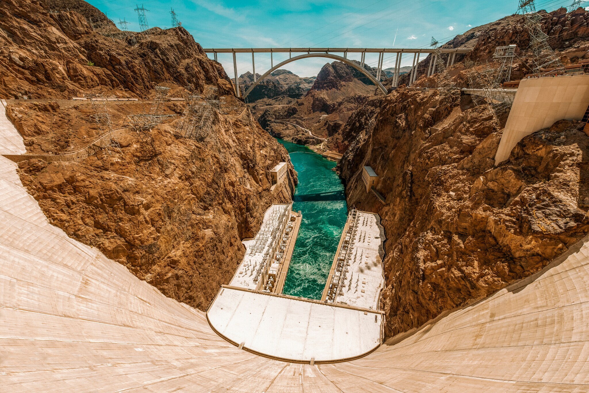 Blick von einem großen Staudamm in die Tiefe