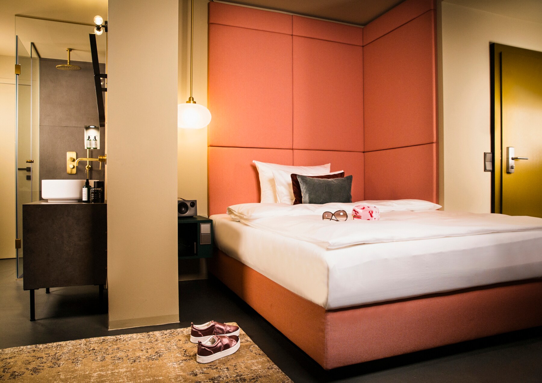 Ein Hotelzimmer mit modernem Komfort im Retro-Look der 70-er Jahre