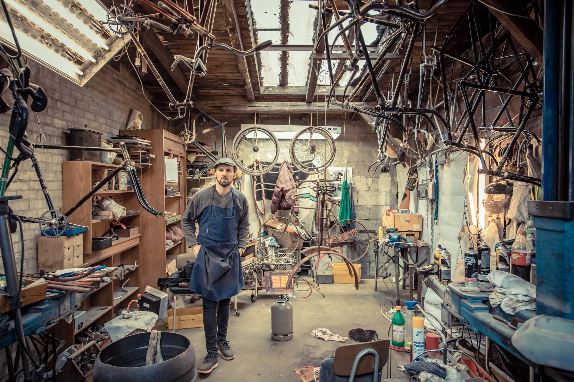 Ein Mann in einer Fahrradwerkstatt