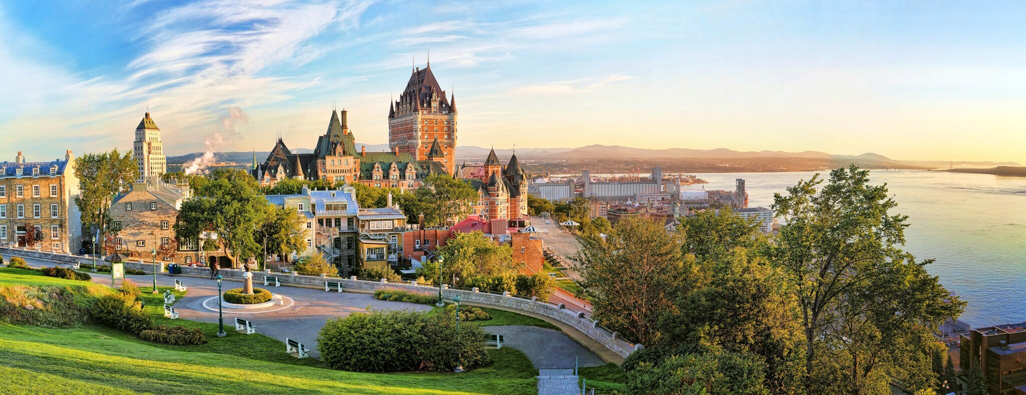 Stadtpanorama von Québec mit einem Schlosshotel.
