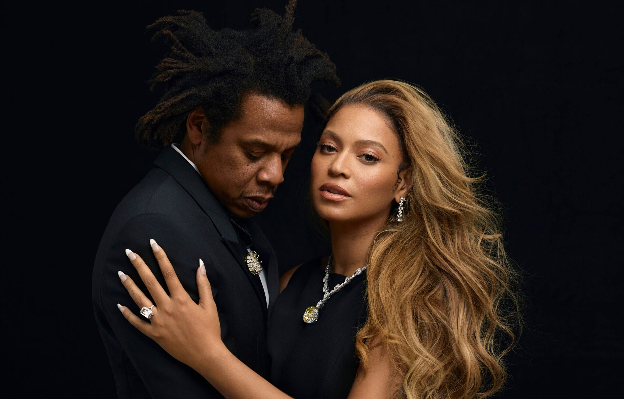 Beyoncé und Jay-Z in schwarzer Kleidung und Diamantenschmuck