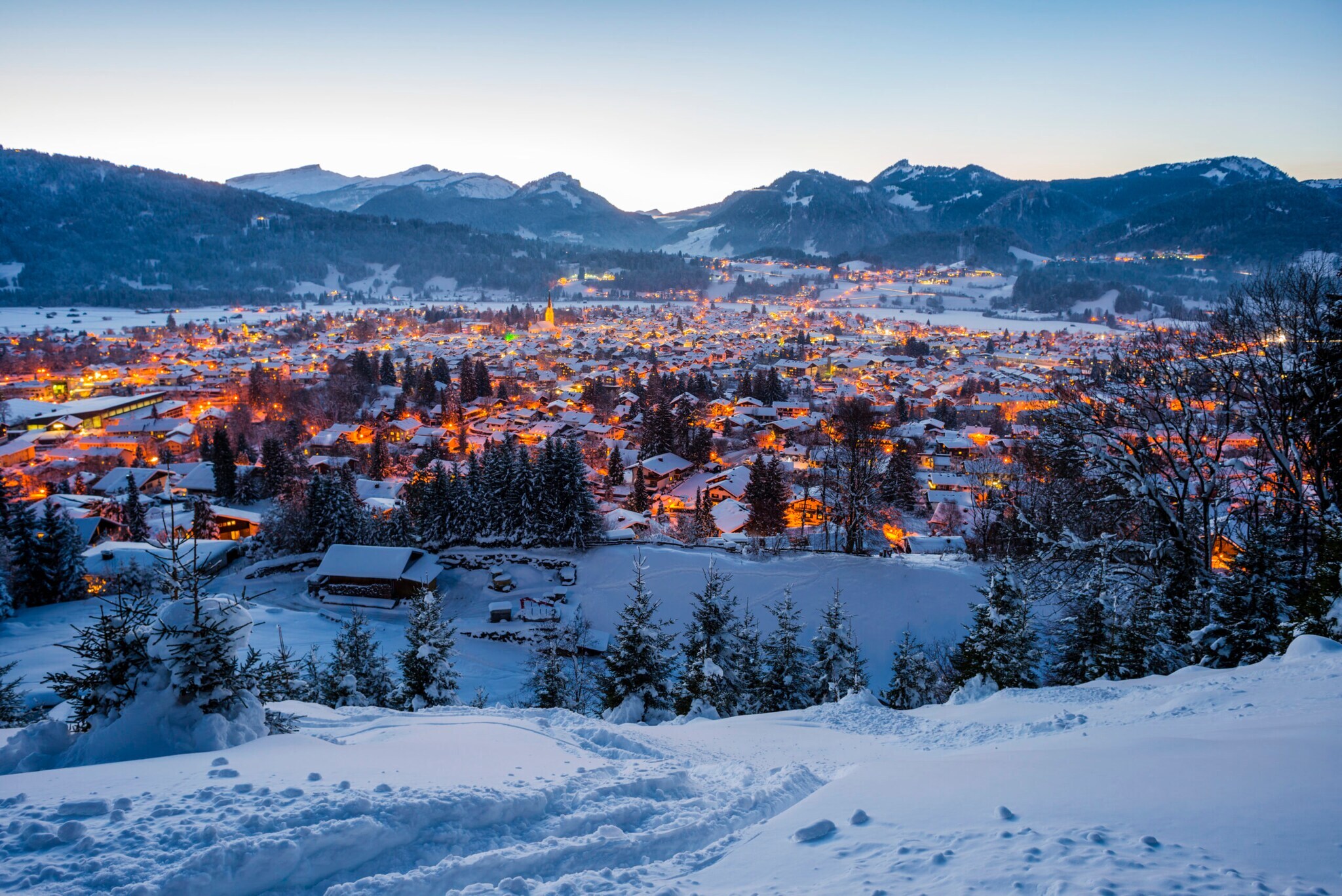 Blick auf das abendliche Oberstdorf im Winter