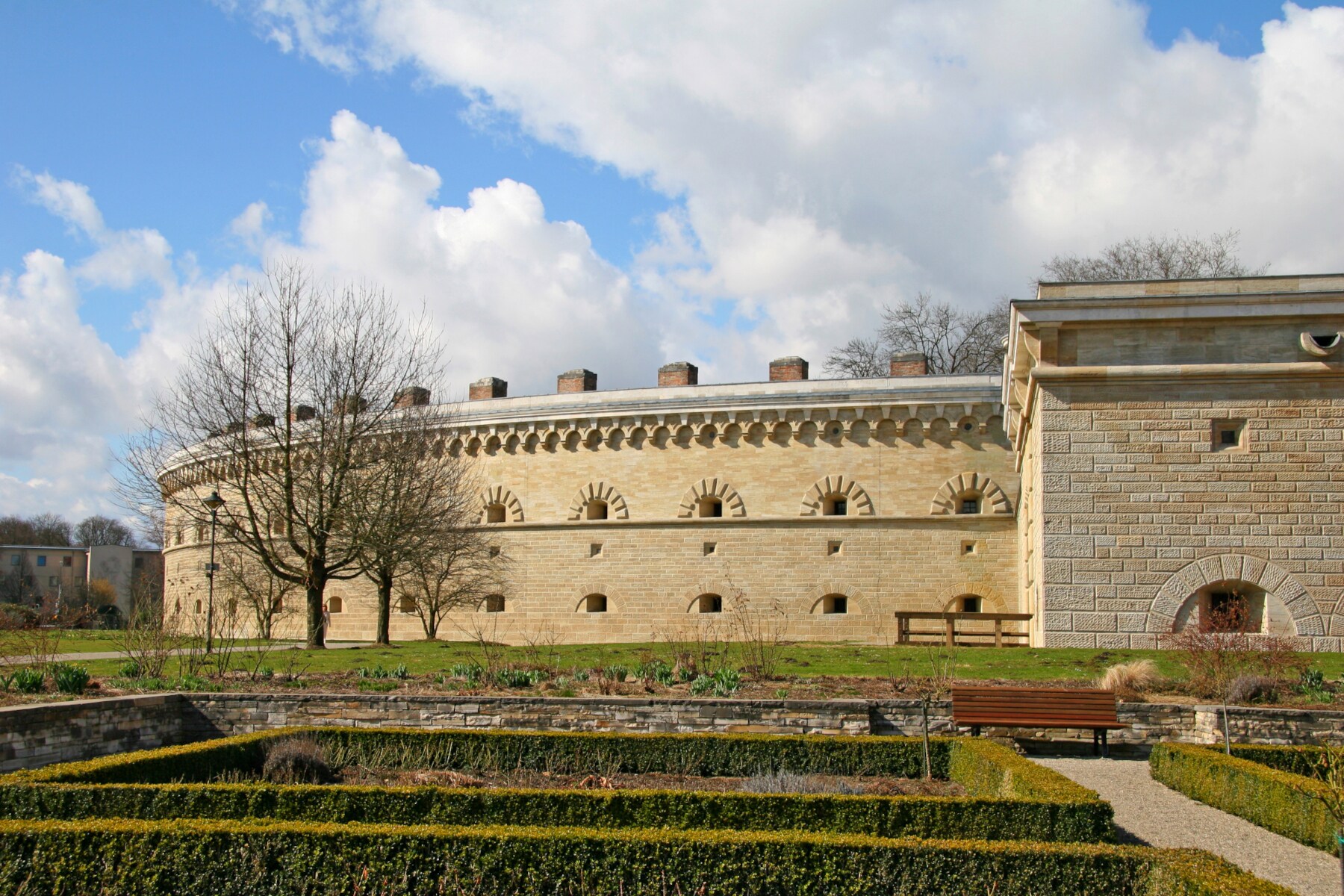 Abschnitt einer runden Festungsanlage in einer Parkanlage