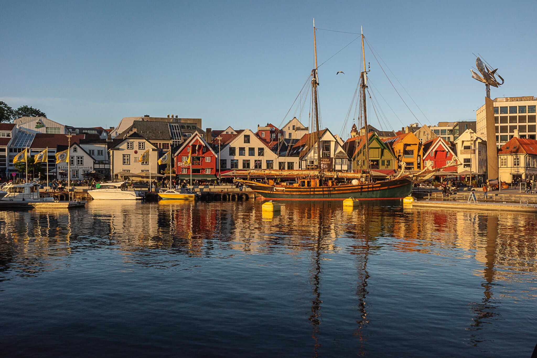 Bunte Häuser an einem kleinen Hafen mit Booten. Bunte Häuser an einem kleinen Hafen mit Booten.