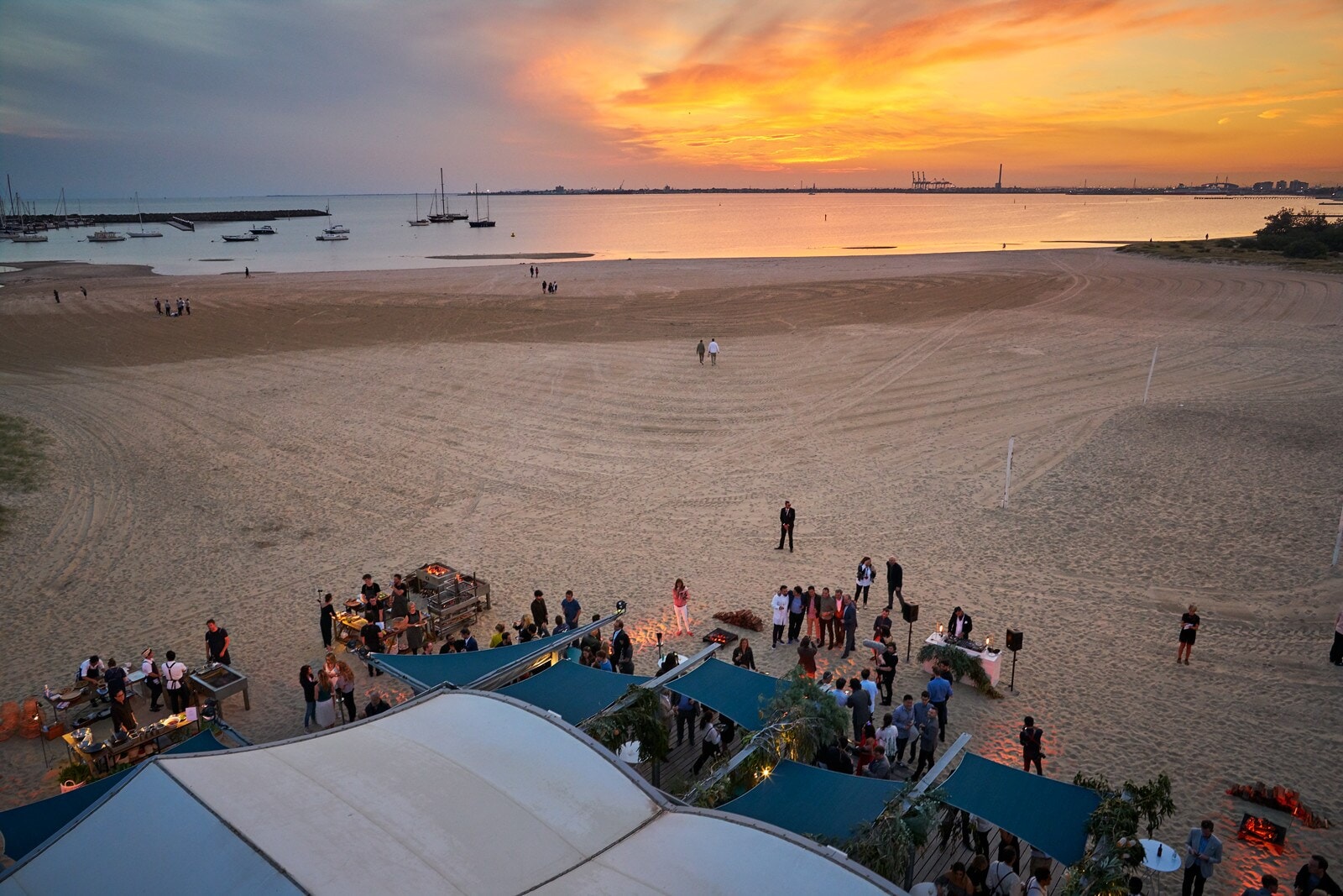 Sonnenuntergang am Strand St Kilda in Melbourne Sonnenuntergang am Strand St Kilda in Melbourne
