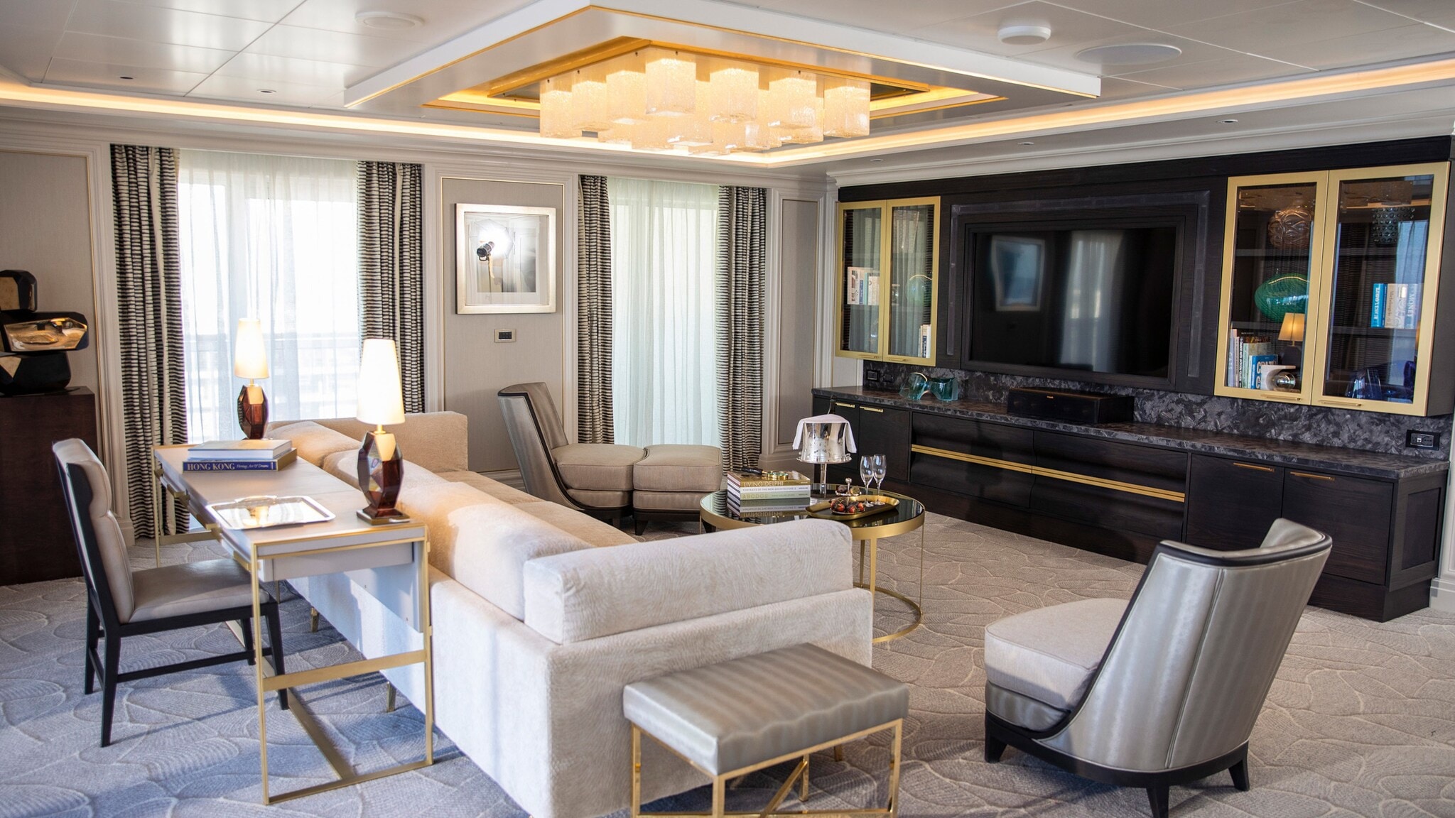 Luxuriöses Wohnzimmer mit hellgrauen Polstermöbeln und goldfarbenen Akzenten. Luxuriöses Wohnzimmer mit hellgrauen Polstermöbeln und goldfarbenen Akzenten.