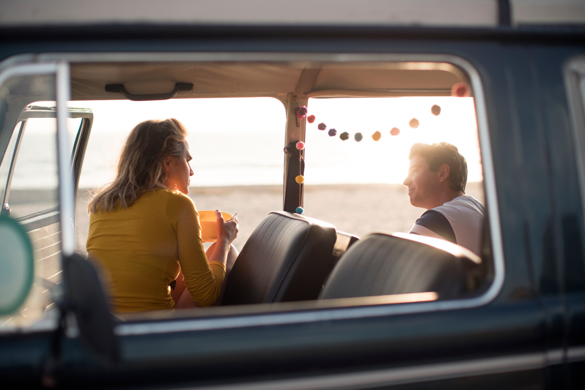 Ein Paar in einem Camper am Strand
