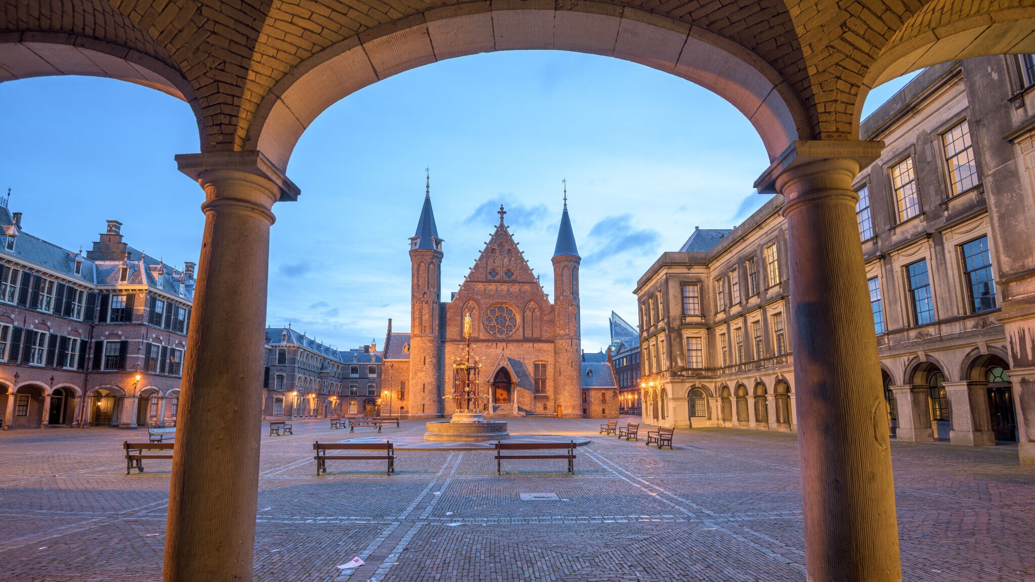 Außenansicht des Rittersaals im Binnenhof in Den Haag von vorne.