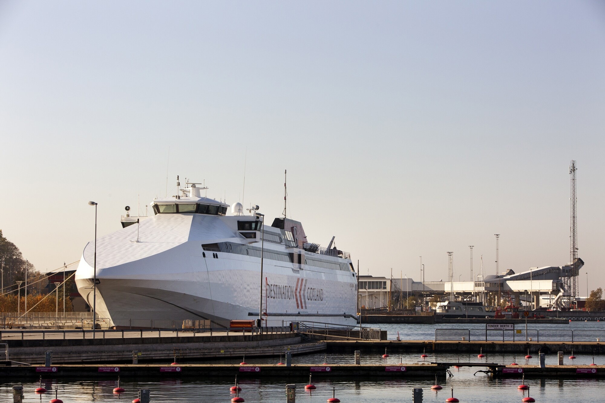 Eine weiße Autofähre im Hafen, die zwischen dem schwedischen Festland und Visby fährt.