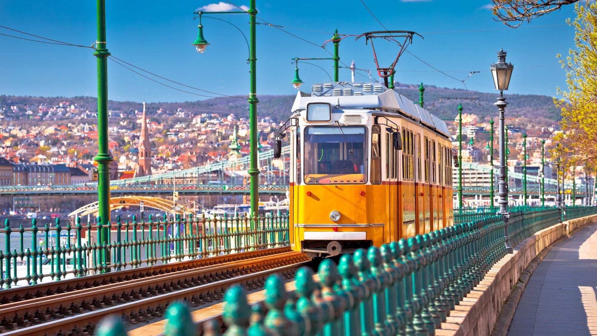 Die historische gelbe Straßenbahn in Budapest. Die historische gelbe Straßenbahn in Budapest.