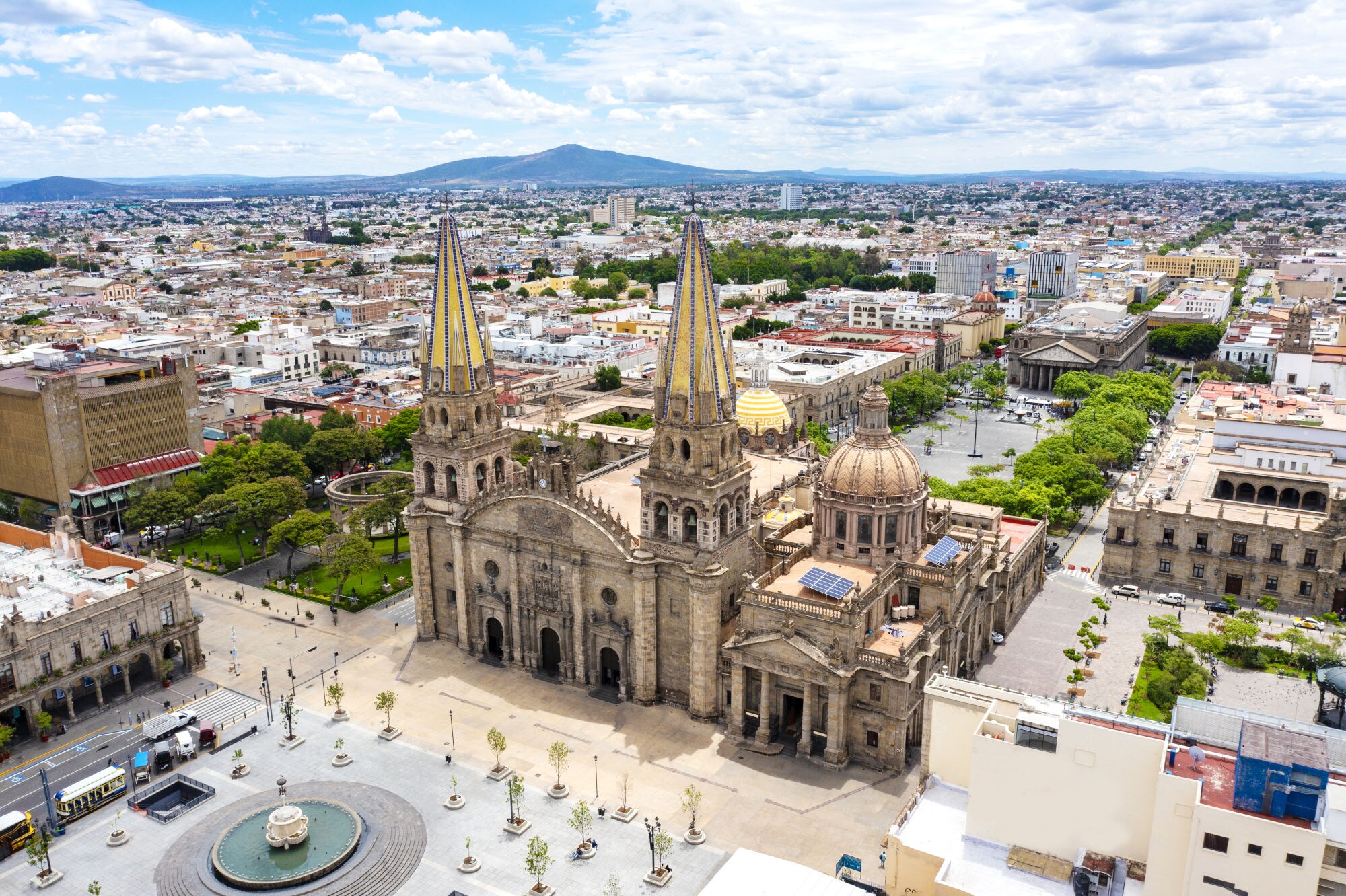 Blick von oben auf die Kathedrale von Guadalajara City, im Hintergrund Häuser der Stadt. Blick von oben auf die Kathedrale von Guadalajara City, im Hintergrund Häuser der Stadt.