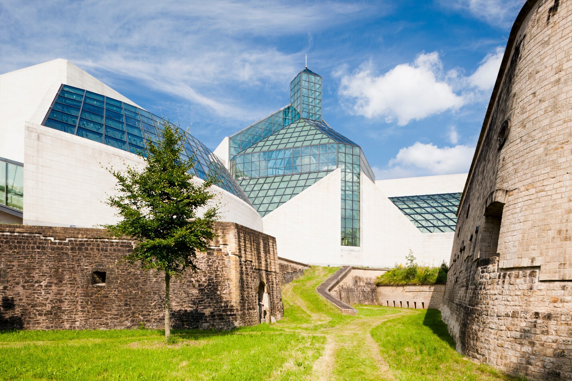 Blick auf ein Gebäude mit vielen Ecken und Glasfenstern