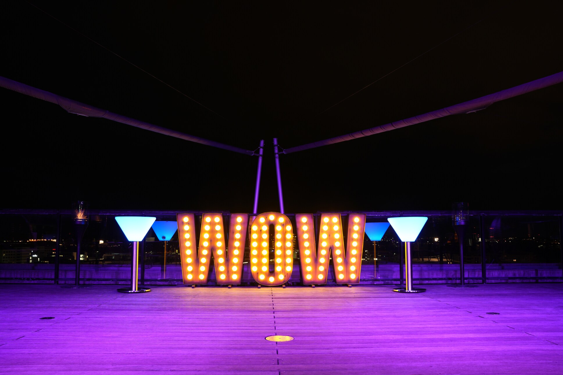 Eine stylishe Dachterrasse bei Nacht mit leuchtenden WOW Lettern. Eine stylishe Dachterrasse bei Nacht mit leuchtenden WOW Lettern.