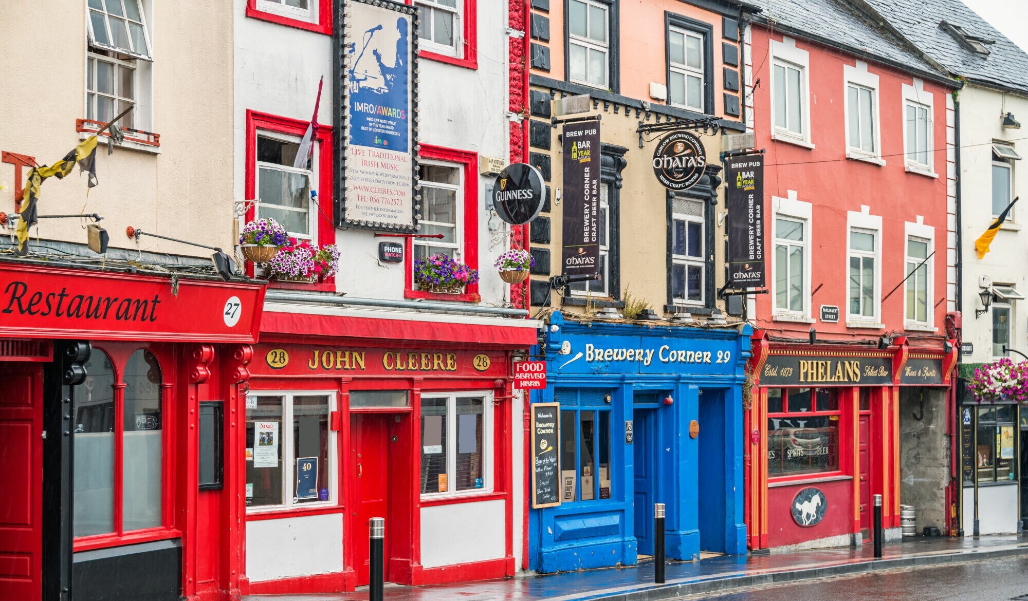 Bunte Pubs und Restaurants in den Straßen von Kilkenny. Bunte Pubs und Restaurants in den Straßen von Kilkenny.