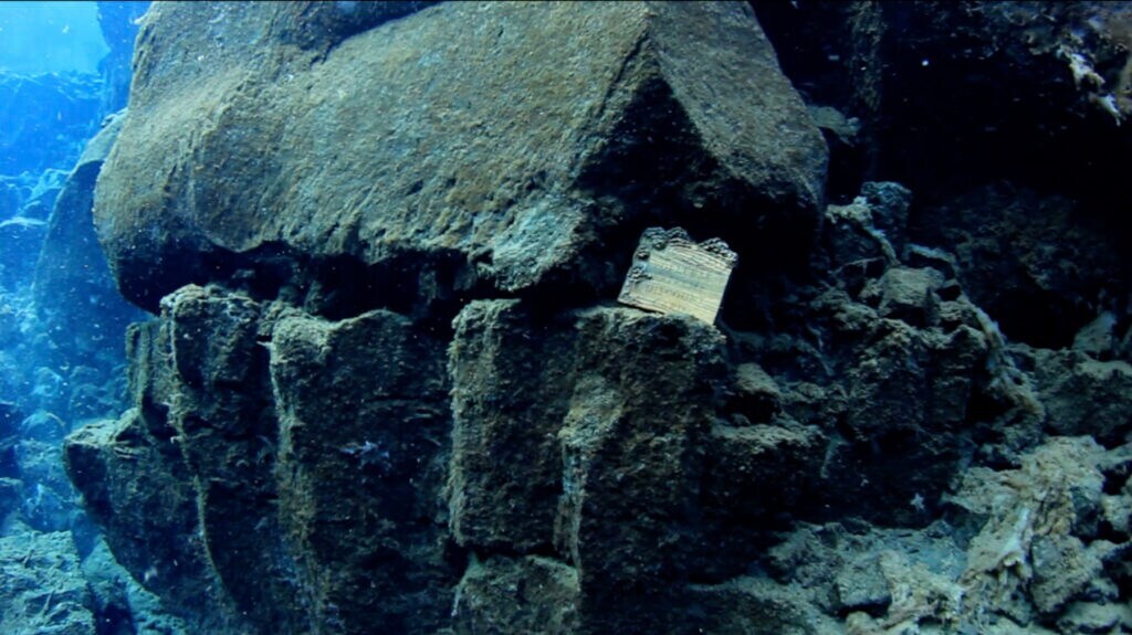 Vollebak Extreme Discount Card in einer Felsspalte unter Wasser