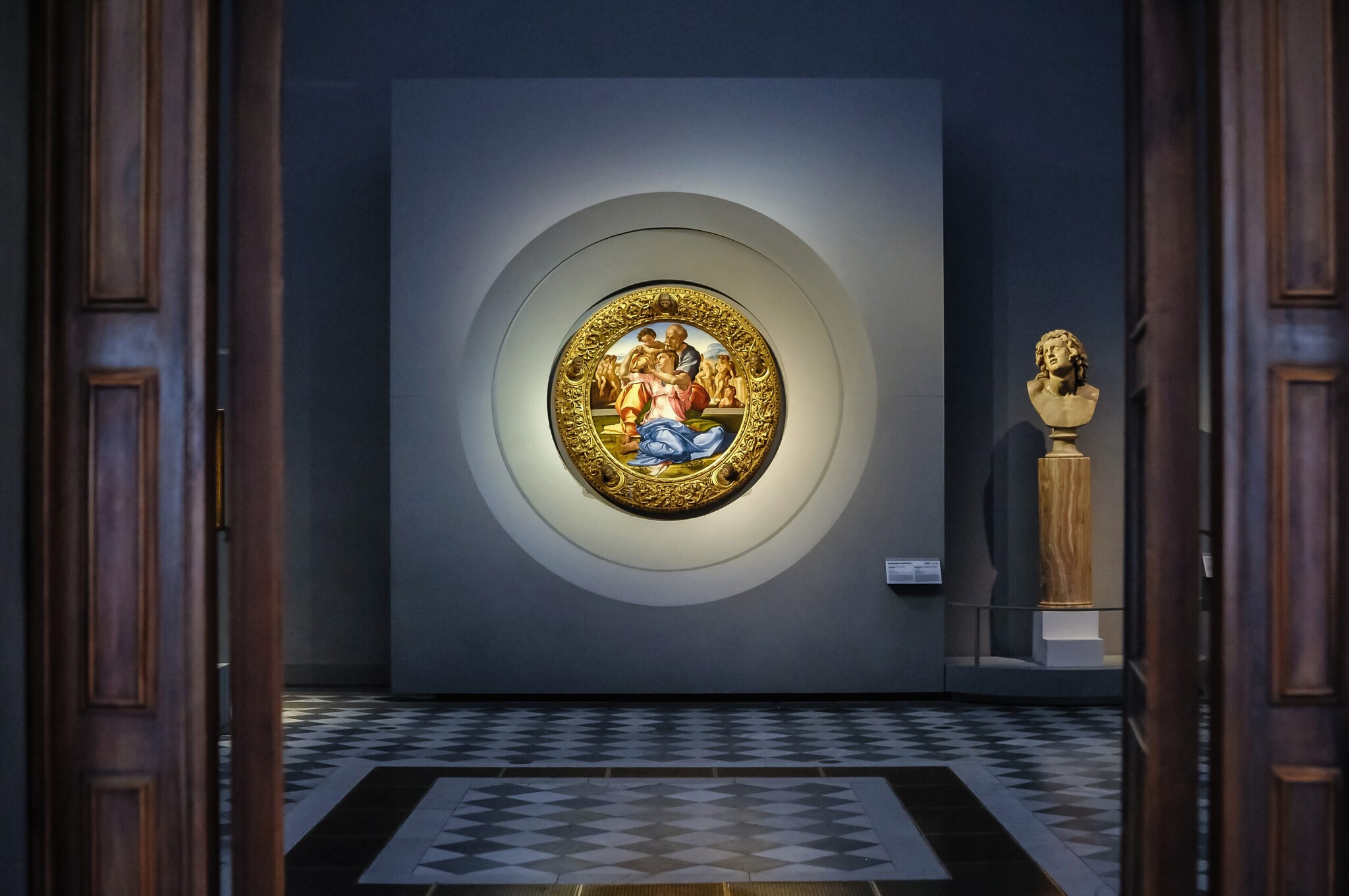 Michelangelos Gemälde Tondo Doni als rundes Ausstellungsstück im Museum