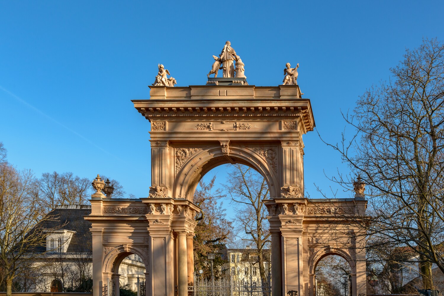 Das Tor des Bürgerparks Pankow im Herbst