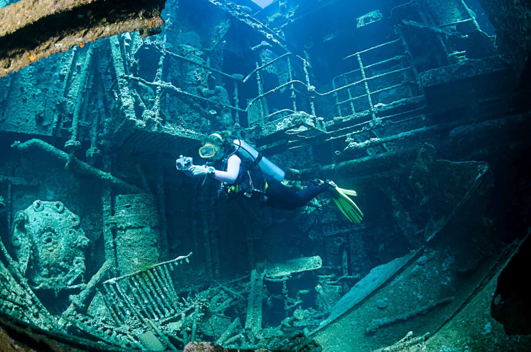 Taucherin taucht durch ein Wrack in Ägypten Taucherin taucht durch ein Wrack in Ägypten