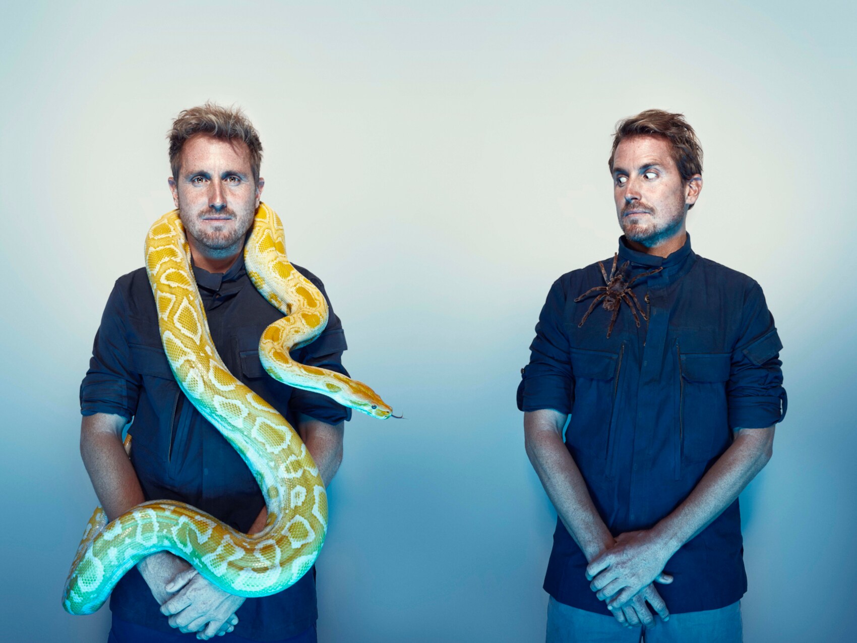 Vollebak-Gründer und Zwillinge Nick und Steve Tidball posieren mit Schlange und Spinne
