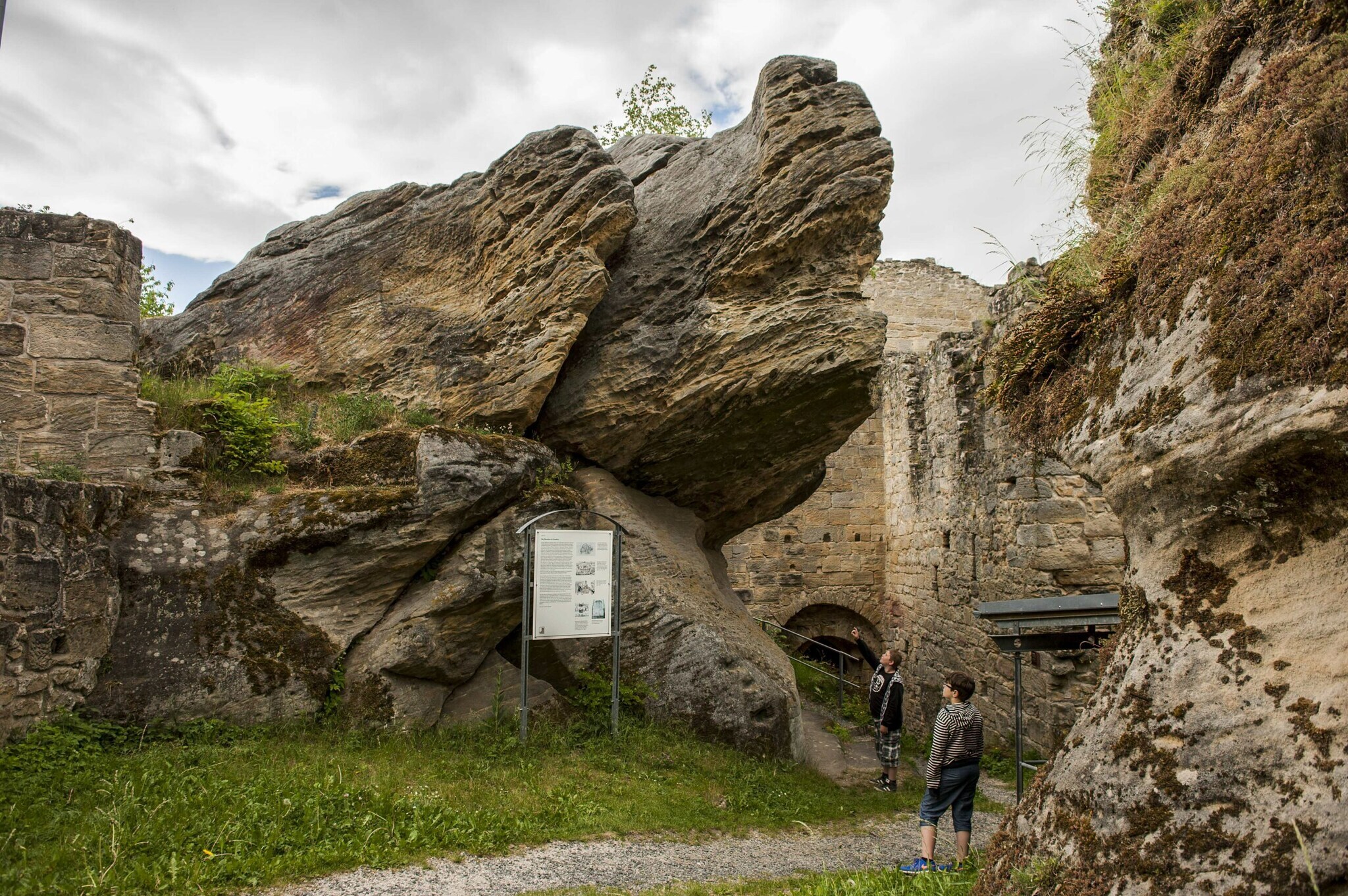 Zwei Kinder in der Burgruine Lichtenstein.