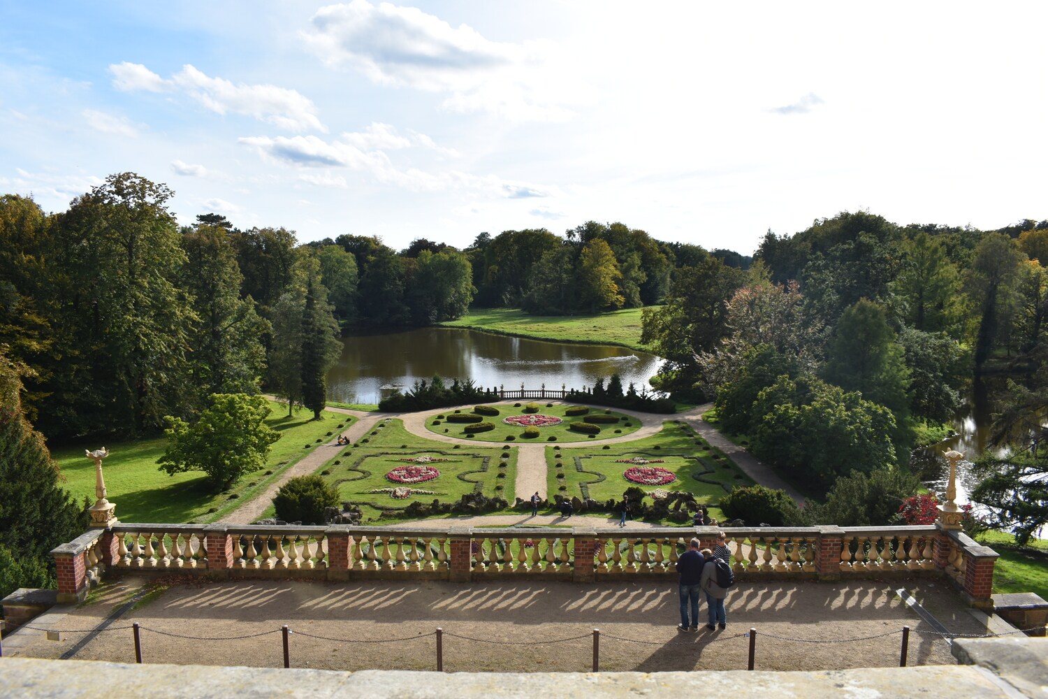 Blick auf eine große Terrasse und einen prächtigen Schlossgarten