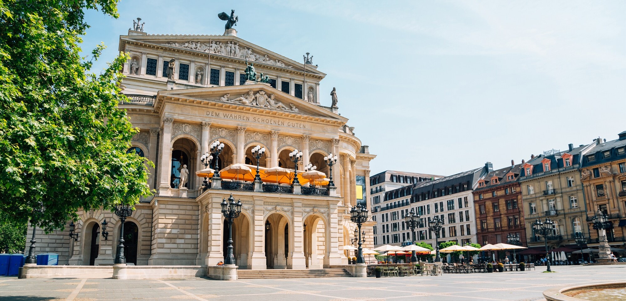 Feierabend Frankfurt Es ist Sommer am Platz vor der Alten Oper in Frankfurt am Main.