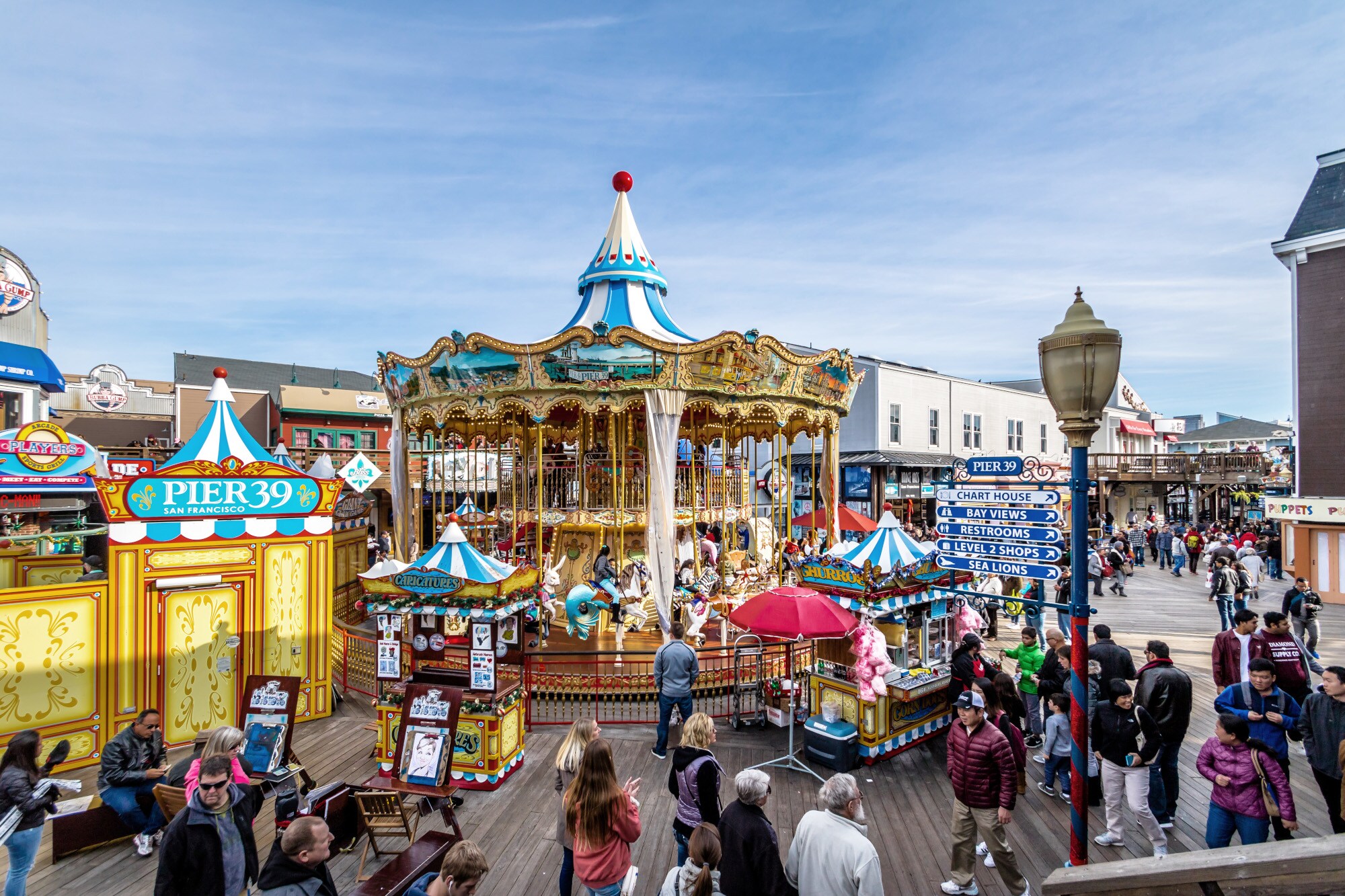 Blick auf Fahrgeschäfte und Menschen Blick auf Fahrgeschäfte und Menschen